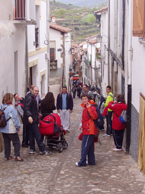 Grupo de participantes paseando por el barrio judío del pueblo de Hervás.